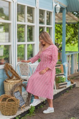 Modern şehir yaşamında mutlu bir gülümseme artı cüsseli genç kadın. XI kadınının hayatı. Olumlu yaşam tarzı kavramı. Şehir merkezinde şık bir kız.