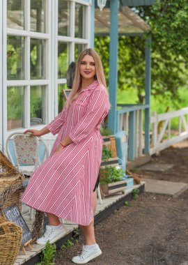 Modern şehir yaşamında mutlu bir gülümseme artı cüsseli genç kadın. XI kadınının hayatı. Olumlu yaşam tarzı kavramı. Şehir merkezinde şık bir kız.