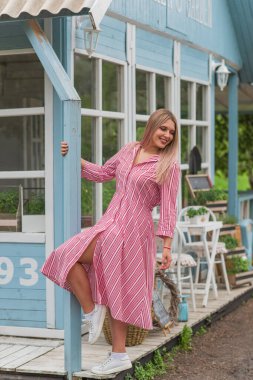 Modern şehir yaşamında mutlu bir gülümseme artı cüsseli genç kadın. XI kadınının hayatı. Olumlu yaşam tarzı kavramı. Şehir merkezinde şık bir kız.