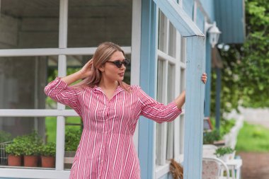 Modern şehir yaşamında mutlu bir gülümseme artı cüsseli genç kadın. XI kadınının hayatı. Olumlu yaşam tarzı kavramı. Şehir merkezinde şık bir kız.