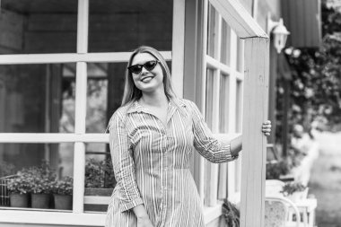 Modern şehir yaşamında mutlu bir gülümseme artı cüsseli genç kadın. XI kadınının hayatı. Olumlu yaşam tarzı kavramı. Şehir merkezinde şık bir kız.