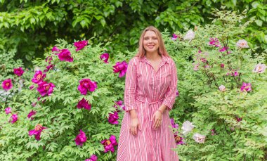 Modern şehir yaşamında mutlu bir gülümseme artı cüsseli genç kadın. XI kadınının hayatı. Olumlu yaşam tarzı kavramı. Şehir merkezinde şık bir kız.