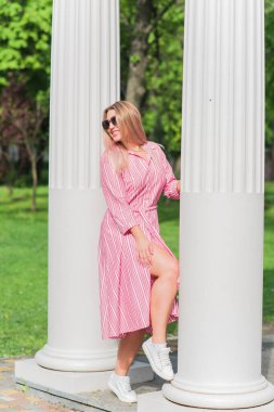 Modern şehir yaşamında mutlu bir gülümseme artı cüsseli genç kadın. XI kadınının hayatı. Olumlu yaşam tarzı kavramı. Şehir merkezinde şık bir kız.