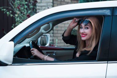 Arabadaki iş kadını, oto kadın konsepti. Şık bayan, arabada otur.