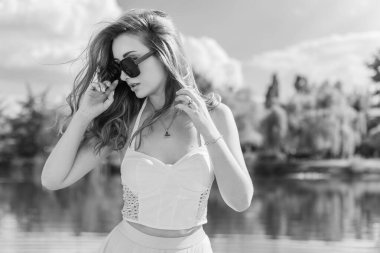 Doğanın tadını çıkaran özgür ve rahat kadın. Beauty Girl Outdoor. Özgürlük kavramı. Gökyüzü ve Oğlu 'ndan önce kızıl saçlı güzel bayan. Çayırın tadını çıkarıyorum.