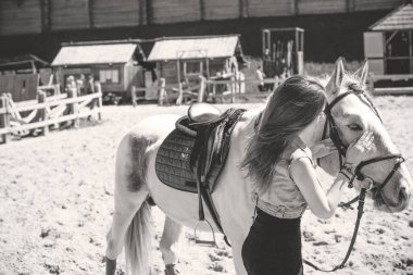 Lunaparktaki kadın bir atla yürüyor. Dışarıda atı olan genç ve güzel bir kadın. At binicisi, ata binen kadın. İnsan ve at kavramı