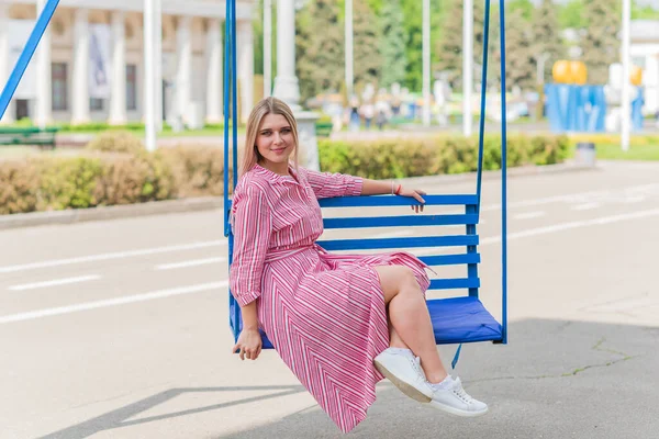 Glad Leende Fashionabla Storlek Ung Kvinna Det Moderna Stadslivet Livet — Stockfoto