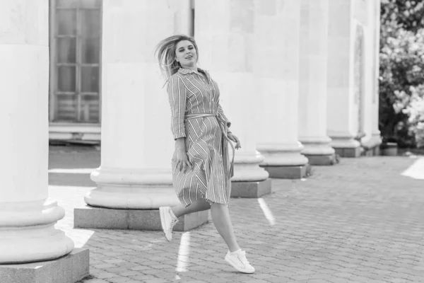 Счастливая Улыбающаяся Модная Плюс Размер Молодая Женщина Современной Городской Жизни — стоковое фото