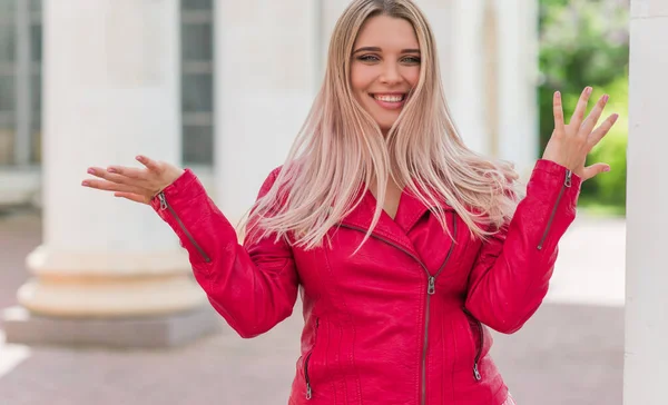 Glücklich Lächelnde Modische Size Junge Frau Modernen Stadtleben Das Leben — Stockfoto