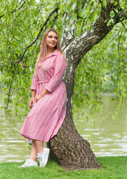 Glad Leende Fashionabla Storlek Ung Kvinna Det Moderna Stadslivet Livet — Stockfoto