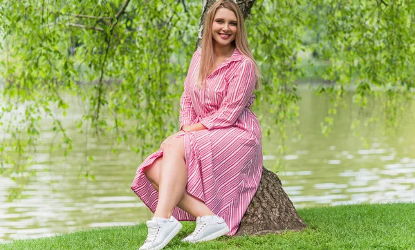 Feliz Sonriente Mujer Joven Moda Más Tamaño Vida Moderna Ciudad —  Fotos de Stock