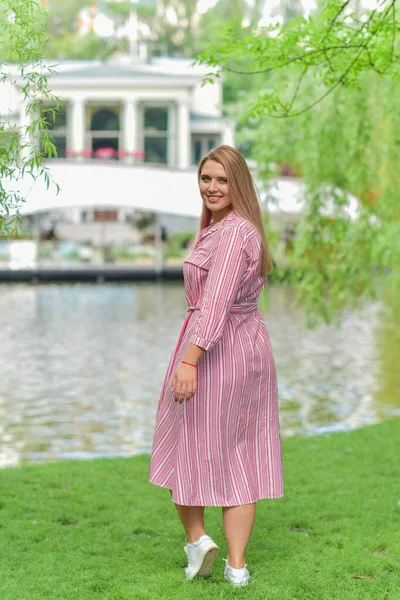 Feliz Sonriente Mujer Joven Moda Más Tamaño Vida Moderna Ciudad — Foto de Stock