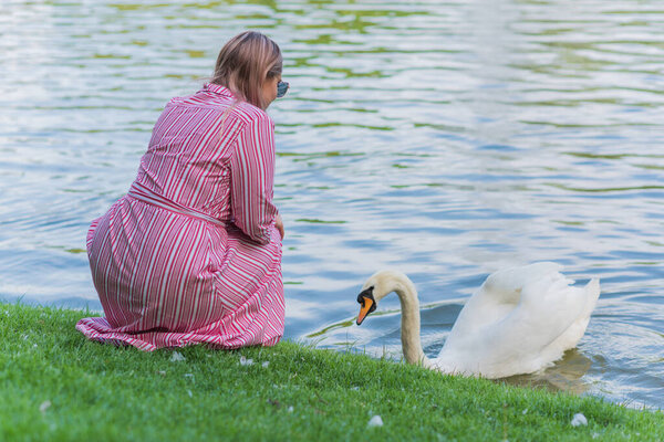Счастливая улыбающаяся модная плюс размер молодая женщина в современной городской жизни. Жизнь одной дамы. Концепция позитивного образа жизни. Красивая стильная девушка в центре города