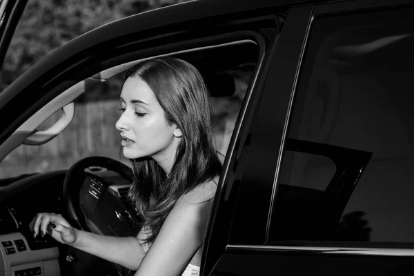Bizneswoman Samochodzie Koncepcja Kobiety Automatu Stylowa Pani Siedzieć Samochodzie — Zdjęcie stockowe