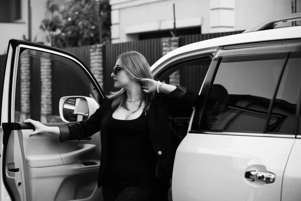 Bizneswoman Samochodzie Koncepcja Kobiety Automatu Stylowa Pani Siedzieć Samochodzie — Zdjęcie stockowe