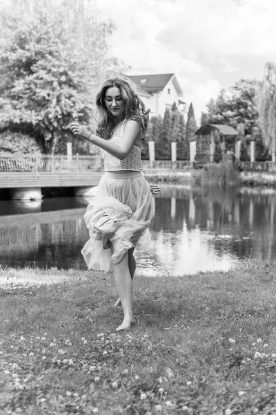 Mulher Descontraída Livre Desfrutando Natureza Menina Beleza Livre Conceito Liberdade — Fotografia de Stock