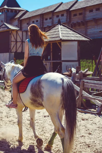 遊園地の女性は馬と歩く 馬の屋外で美しい若い女性 女性の乗馬 人間と馬の概念 — ストック写真
