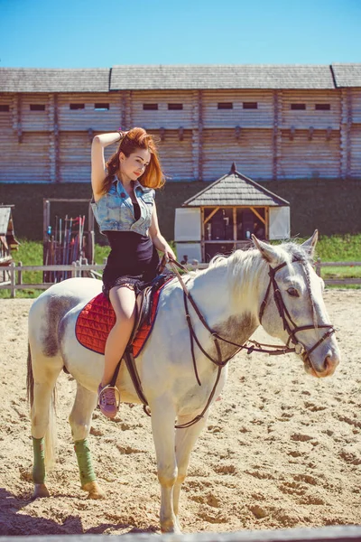 Dama Parque Atracciones Caminar Con Caballo Hermosa Joven Con Caballo —  Fotos de Stock