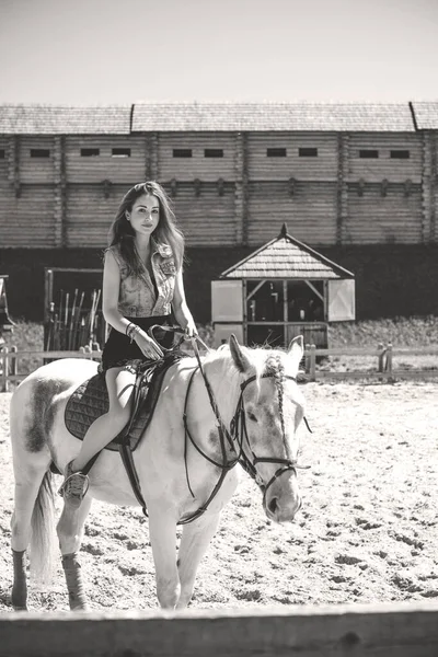 Lady Vergnügungspark Spaziergang Mit Einem Pferd Schöne Junge Frau Mit — Stockfoto