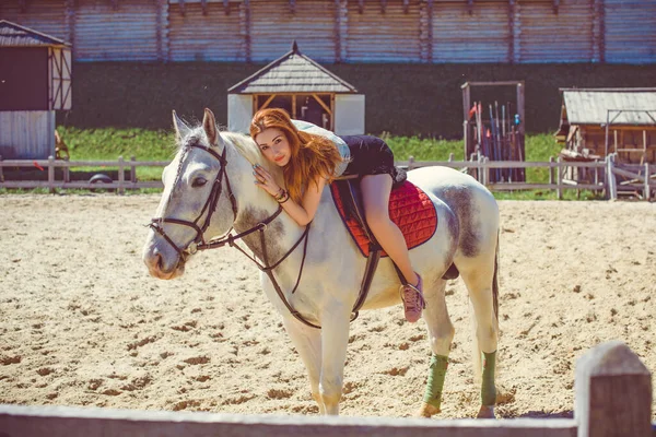 Een Dame Het Pretpark Loopt Met Een Paard Mooie Jonge — Stockfoto