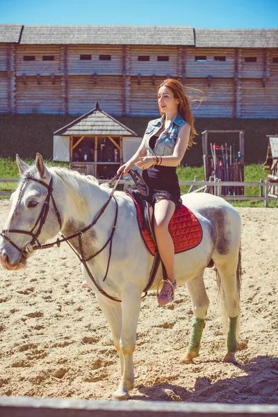 Senhora Parque Diversões Andar Com Cavalo Mulher Bonita Com Cavalo — Fotografia de Stock