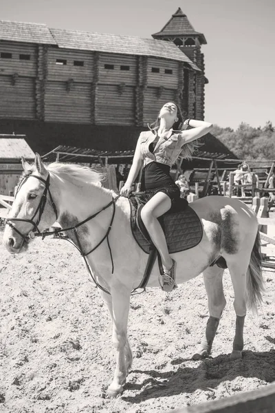 Een Dame Het Pretpark Loopt Met Een Paard Mooie Jonge — Stockfoto