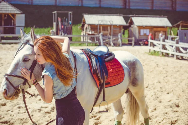 Senhora Parque Diversões Andar Com Cavalo Mulher Bonita Com Cavalo — Fotografia de Stock