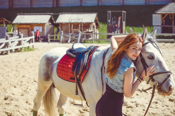 Een Dame Het Pretpark Loopt Met Een Paard Mooie Jonge — Stockfoto