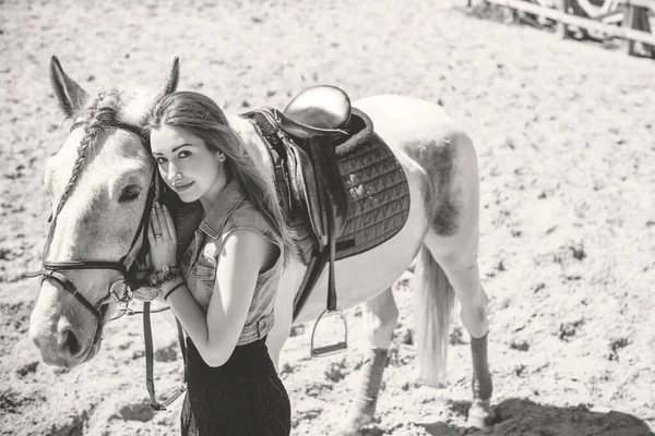 Senhora Parque Diversões Andar Com Cavalo Mulher Bonita Com Cavalo — Fotografia de Stock