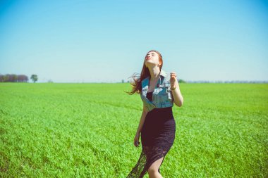 Doğanın tadını çıkaran özgür ve rahat kadın. Beauty Girl Outdoor. Özgürlük kavramı. Gökyüzü ve Oğlu 'ndan önce kızıl saçlı güzel bayan. Çayırın tadını çıkarıyorum.