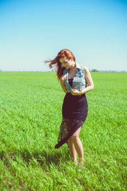 Doğanın tadını çıkaran özgür ve rahat kadın. Beauty Girl Outdoor. Özgürlük kavramı. Gökyüzü ve Oğlu 'ndan önce kızıl saçlı güzel bayan. Çayırın tadını çıkarıyorum.
