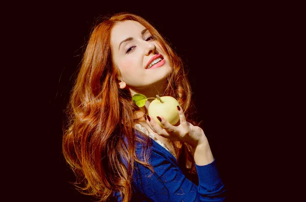 Beautiful Cheerful Woman Eating Green Apple Outdoors Portrait Smiling Woman — Stock Photo, Image