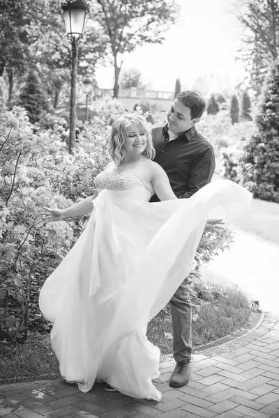 Bella Sposa Bionda Con Forme Magnifiche Giardino Tra Fiori Abito — Foto Stock