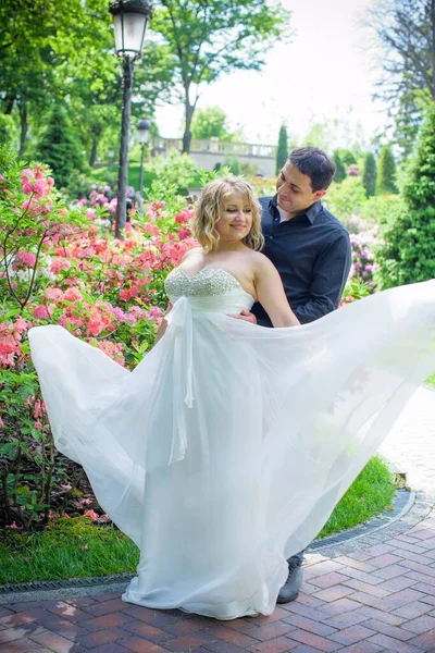 Bella Sposa Bionda Con Forme Magnifiche Giardino Tra Fiori Abito — Foto Stock