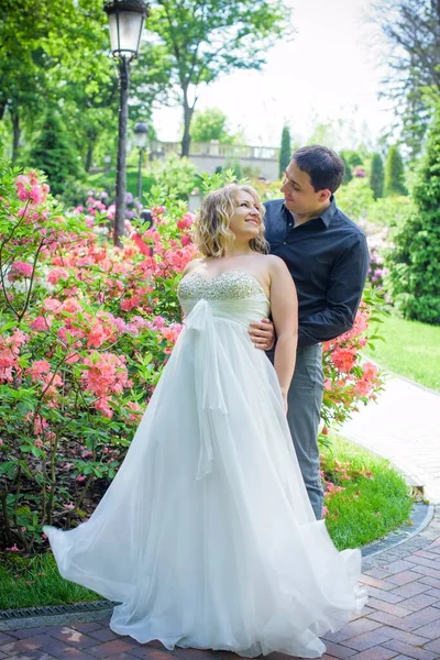 Gyönyörű Szőke Menyasszony Egy Csodálatos Formák Kertben Között Virágok Egy — Stock Fotó