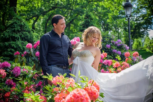 Όμορφη Ξανθιά Νύφη Υπέροχες Φόρμες Στον Κήπο Ανάμεσα Στα Λουλούδια — Φωτογραφία Αρχείου