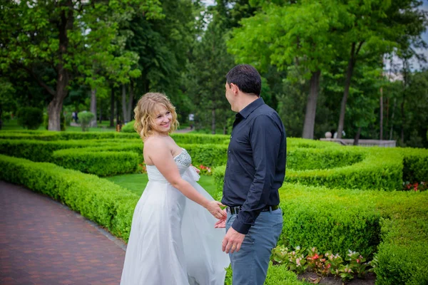 Beautiful Blonde Bride Magnificent Forms Garden Flowers Long Light Dress — Stock Photo, Image