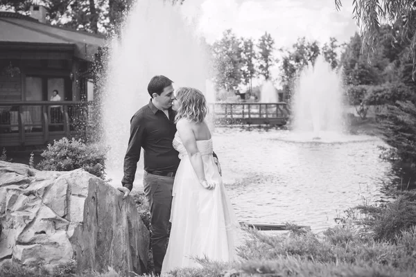 Bella Sposa Bionda Con Forme Magnifiche Giardino Tra Fiori Abito — Foto Stock