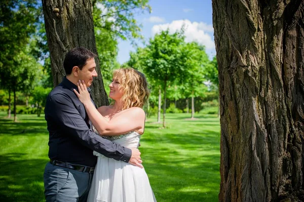 Schöne Blonde Braut Mit Einer Prächtigen Form Garten Zwischen Den — Stockfoto