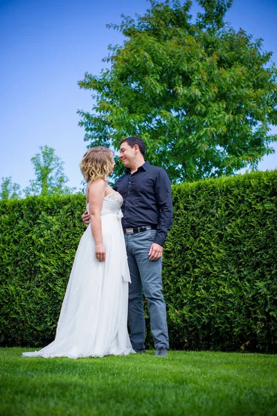 Bella Sposa Bionda Con Forme Magnifiche Giardino Tra Fiori Abito — Foto Stock