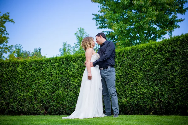 Belle Mariée Blonde Aux Formes Magnifiques Dans Jardin Parmi Les — Photo