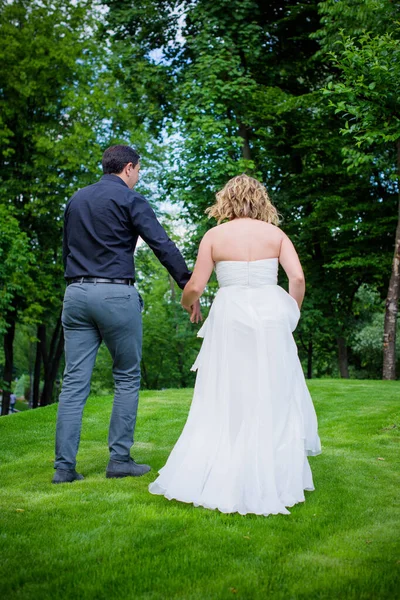 Bella Sposa Bionda Con Forme Magnifiche Giardino Tra Fiori Abito — Foto Stock