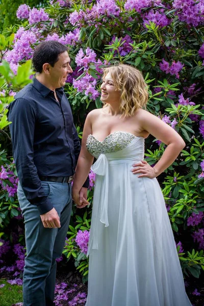 Beautiful Blonde Bride Magnificent Forms Garden Flowers Long Light Dress — Stock Photo, Image