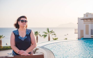 Ayrıca doğada orta yaşlı bir Amerikalı kadın, hayatın tadını çıkar, sahilde yürü. İnsanların hayatı XXL boyutunda, mutlu, güzel, olgun bir bayan.