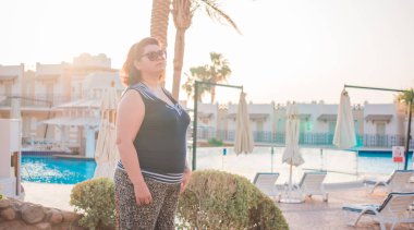 Ayrıca doğada orta yaşlı bir Amerikalı kadın, hayatın tadını çıkar, sahilde yürü. İnsanların hayatı XXL boyutunda, mutlu, güzel, olgun bir bayan.