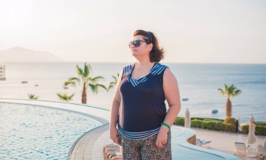 Ayrıca doğada orta yaşlı bir Amerikalı kadın, hayatın tadını çıkar, sahilde yürü. İnsanların hayatı XXL boyutunda, mutlu, güzel, olgun bir bayan.