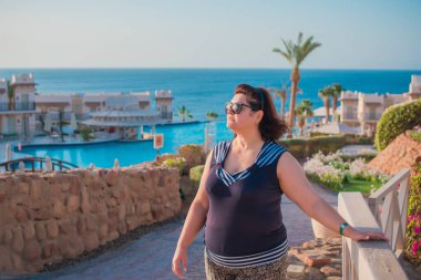 Ayrıca doğada orta yaşlı bir Amerikalı kadın, hayatın tadını çıkar, sahilde yürü. İnsanların hayatı XXL boyutunda, mutlu, güzel, olgun bir bayan.