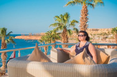 Ayrıca doğada orta yaşlı bir Amerikalı kadın, hayatın tadını çıkar, sahilde yürü. İnsanların hayatı XXL boyutunda, mutlu, güzel, olgun bir bayan.