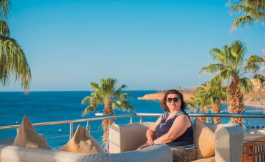 Ayrıca doğada orta yaşlı bir Amerikalı kadın, hayatın tadını çıkar, sahilde yürü. İnsanların hayatı XXL boyutunda, mutlu, güzel, olgun bir bayan.