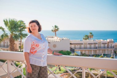 Ayrıca doğada orta yaşlı bir Amerikalı kadın, hayatın tadını çıkar, sahilde yürü. İnsanların hayatı XXL boyutunda, mutlu, güzel, olgun bir bayan.